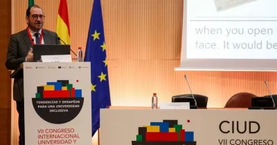 Joao Costa hablando en un atril