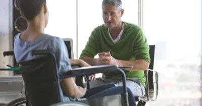 persona en silla de ruedas