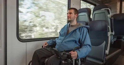 Un hombre con movilidad reducida viaja en tren
