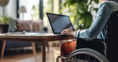persona en silla de ruedas con su portatil