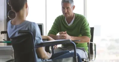 persona en silla de ruedas