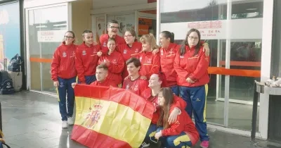 Foto de familia del elenco de ‘Olímpicas'. Destino Berlín’