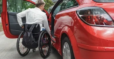 Un joven en silla de ruedas accede a su coche