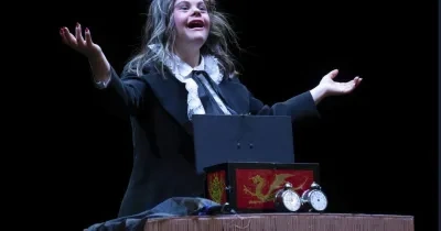 Mágica Gilly con síndrome de Down durante su espectáculo