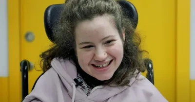 Una joven integrante del grupo 'Las Mosqueteras' 