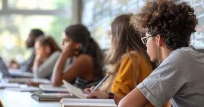 Un grupo de estudiantes atiende explicaciones en un aula inclusiva 