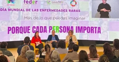 diversas personas en el acto de feder