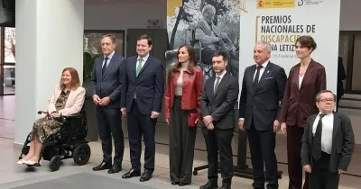 La Reina junto al ministro de Derechos Sociales el pasado 3 de diciembre en la entrega de los anteriores premios