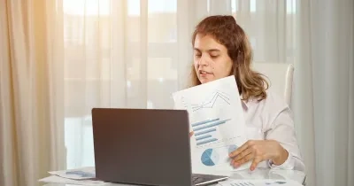 Mujer con discapacidad intelectual leyendo un libro