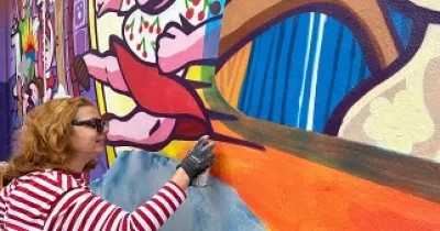 La artista valenciana Barbiturikills pintando el mural urbano “Siempre en nuestra memoria” (Fuente: AFAV)