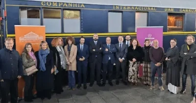 los integrantes del acuerdo de renovación delante de un ferrocarril