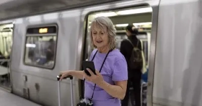 Una persona mayor preparada para coger un tren (Fuente: Adif)