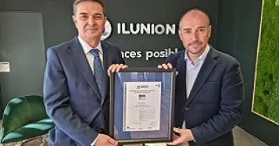 De izquierda a derecha, Gonzalo Piédrola y Jaime Calzado con la certificación de Aenor para ILUNION Seguridad