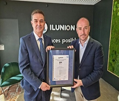 De izquierda a derecha, Gonzalo Piédrola y Jaime Calzado con la certificación de Aenor para ILUNION Seguridad