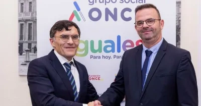 Los dos representantes de ambas entidades mencionados en la noticia en la sede de la Fundación ONCE dando un apretón de manos
