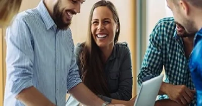 Un grupo de compañeros de trabajo reunidos (Fuente: Fundación Integra)