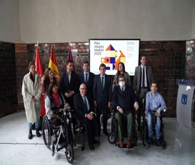 Foto de familia en la presentación del Plan Adapta 2022 (Fuente: Ayuntamiento de Madrid)