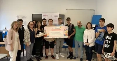 El equipo ganador del consurso ‘X Talento Challenge’, con su coordinador y su prototipo de dispensador de fármacos (Fuente: Álvaro Fueyo, coordinador del equipo ganador)