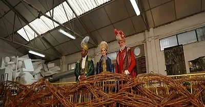 Los Reyes Magos con mujer de la organización de la Cabalgata (Fuente: Ayuntamiento de Madrid)