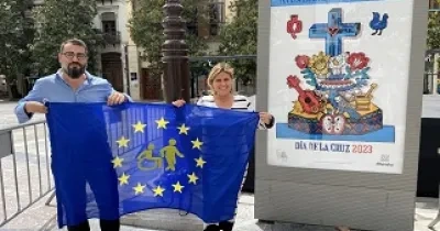 Antonio Tejada y Nuria Gutiérrez, junto al cartel del Día de la Cruz 2023 del Ayuntamiento de Granada
