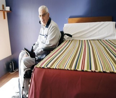 Una persona mayor en silla de ruedas, alojado en una residencia (Fuente: Servimedia)