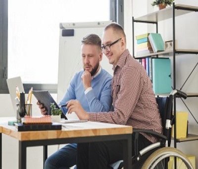 Una persona con discapacidad en su puesto de trabajo (Fuente: Servimedia)