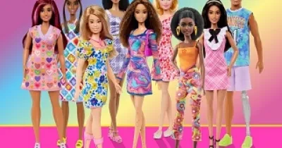 La tercera por la izquierda, la Barbie con síndrome de Down de 'Fashionistas', junto a otros ejemplares que representan a los demás colectivos (Fuente: Mattel)