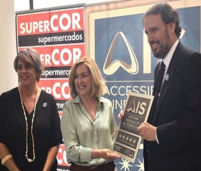 Dancausa, en la entrega a Supercor de una placa por sus 75 tiendas con certificación AIS de accesibilidad (Fuente: Comunidad de Madrid)