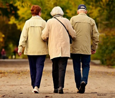 Tres personas mayores caminando por un parque (Fuente: Comunidad de Madrid)