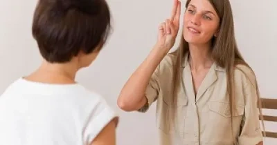 Una mujer habla con otra en lengua de signos (Fuente: Freepik)