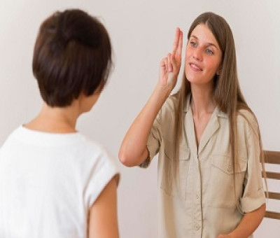 Una mujer habla con otra en lengua de signos (Fuente: Freepik)