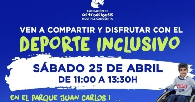 Cartel de la Asociación de Artrogriposis Múltiple Congénita con fondo azul. En la parte superior aparece el logotipo de la asociación y el texto “Ven a compartir y disfrutar con el deporte inclusivo”. En el centro, sobre un recuadro blanco, se muestran la fecha “Sábado 25 de abril” y el horario “De 11:00 a 13:30h”. En la zona inferior derecha aparece la imagen de una persona sentada en una silla de ruedas, vestida con una sudadera clara con la palabra “Polo” y un número estampados.