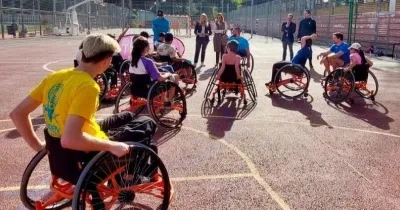 Alumnos de la escuela municipal de baloncesto durante el partido
