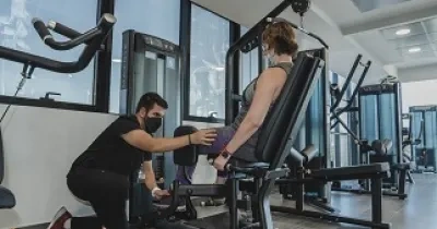 Uno de los profesionales de Rehab Gym trabajando en una de las sesiones con una de las usuarias de este gimnasio de alto rendimiento en España (Fuente: Rehab Gym)