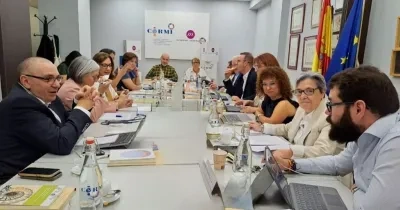 Reunión de los responsables de Cermi en la mesa presidencial de su sede.