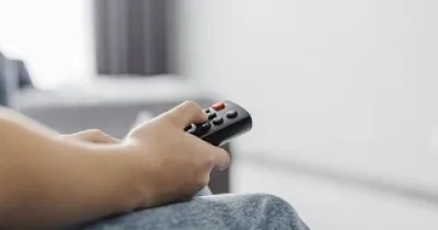 Una persona usando un mando a distancia de algún aparato tecnológico (Fuente: Srevimedia)