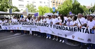 Marcha de personas con discapacidad auditiva reclamando sus derechos en el Día Internacional de las Personas Sordas (Fuente: CNSE)