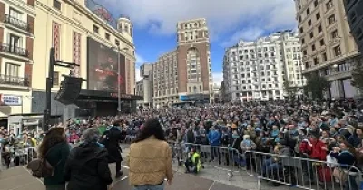 Momento del acto cultural y reivindicativo, que la CNSE celebró este fin de semana en la Plaza de Callao de Madrid, con 2.000 personas sordas España para visibilizar sus derechos (Fuente: CNSE)