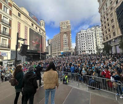 Momento del acto cultural y reivindicativo, que la CNSE celebró este fin de semana en la Plaza de Callao de Madrid, con 2.000 personas sordas España para visibilizar sus derechos (Fuente: CNSE)