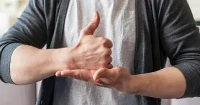 Una persona interpretando en lengua de signos (Fuente: Freepik)