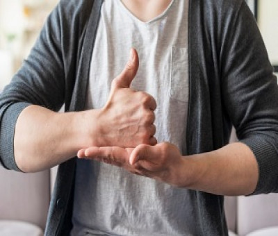 Una persona interpretando en lengua de signos (Fuente: Freepik)
