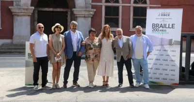 La consejera, con uno de los vicepresidentes de la ONCE y la dirección de Madrid