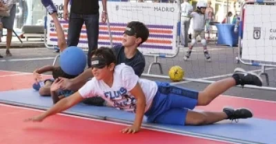 Niños jugando al goalball con los ojos tapados, simulando discapacidad visual, para impulsar el deporte inclusivo (Fuente: CPE)