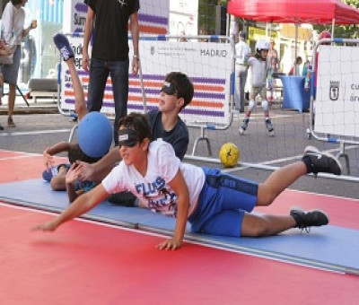 Niños jugando al goalball con los ojos tapados, simulando discapacidad visual, para impulsar el deporte inclusivo (Fuente: CPE)