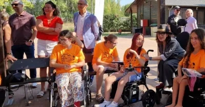 Personas participantes del campus con las camisetas naranjas de la asociación