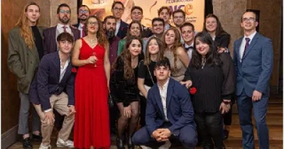 grupo de jóvenes con implantada coclear