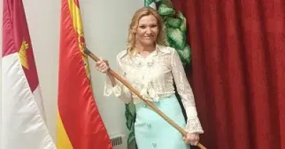 La alcaldesa con discapacidad de Villamuelas (Toledo), Carolina Alonso, con el bastón de mando (Fuente: La propia Carolina Alonso)