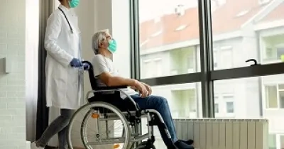Una persona en silla de ruedas y con discapacidad en un centro sanitario (Fuente: Servimedia)