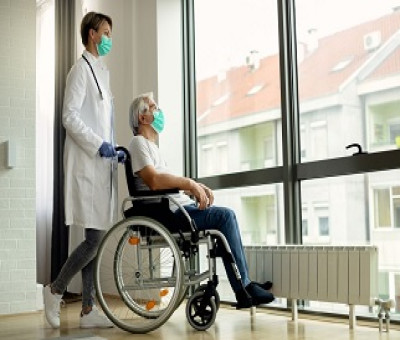 Una persona en silla de ruedas y con discapacidad en un centro sanitario (Fuente: Servimedia)
