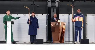 Ceremonia de apertura de los anteriores juegos con 2 personas portando las antorchas paralímpicas